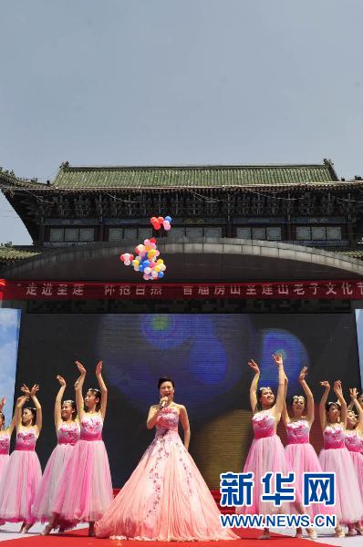 在北京房山首届圣莲山老子文化节开幕式上，歌手常思思演唱《春天的芭蕾》