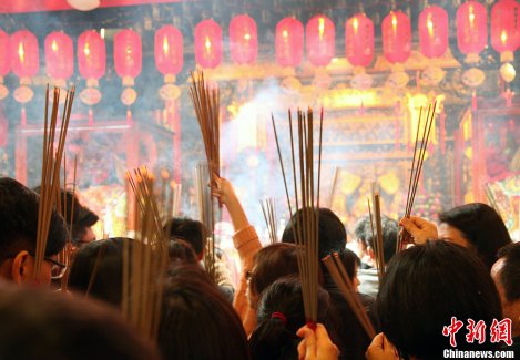 台湾民众初—早上涌入寺庙焚香祈福