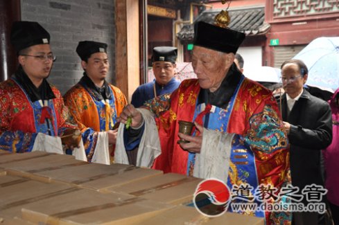 上海城隍庙向市老年基金会捐赠10万卷城隍寿面