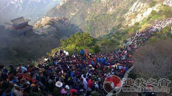 三月十五逢五一万众朝礼泰山碧霞祠