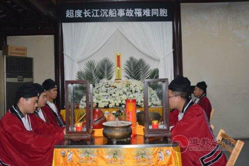 上海城隍庙为“东方之星”轮遇难同胞举行“头七”超度法会
