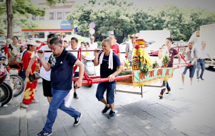泉州天后宫举行唆啰嗹 闹市上演汉族民俗踩街舞蹈