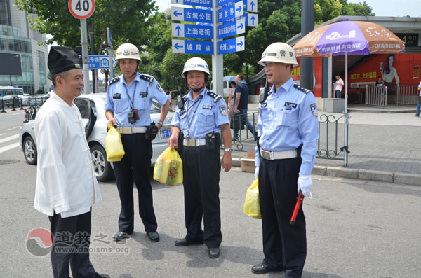 上海白云观酷暑慰问执勤交警