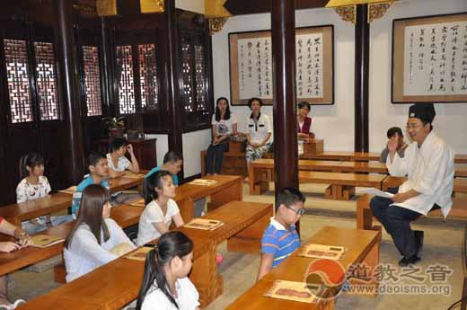 上海城隍庙慈爱功德会（筹）举行2015年下半年度“慈爱助学”活动