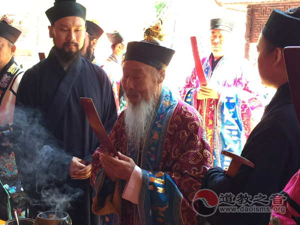 龙门七载不用餐霞求秘诀 法裔四人宣德行化演教旨