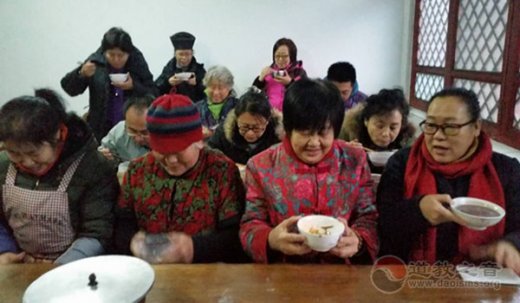 北京市佑民观举行“施福粥，传祥瑞”活动