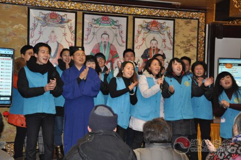 上海市城隍庙举行“迎新春·送温暖”活动