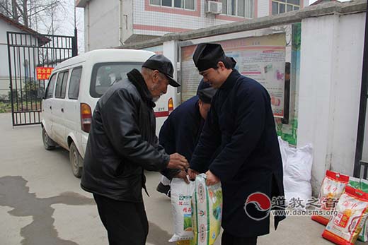 陕西汉中道协负责人慰问汉台区孤山村老人