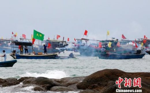 海南岛上万民众游客“龙抬头”节祭海祈福