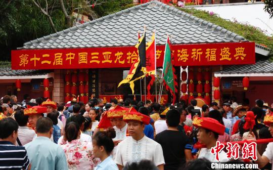 海南岛上万民众游客“龙抬头”节祭海祈福