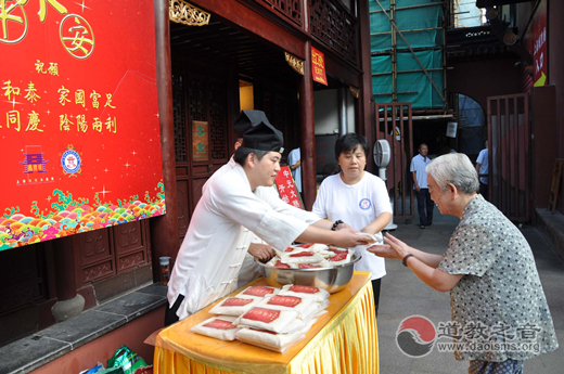 上海市城隍庙举办中元节赠“平安米”活动