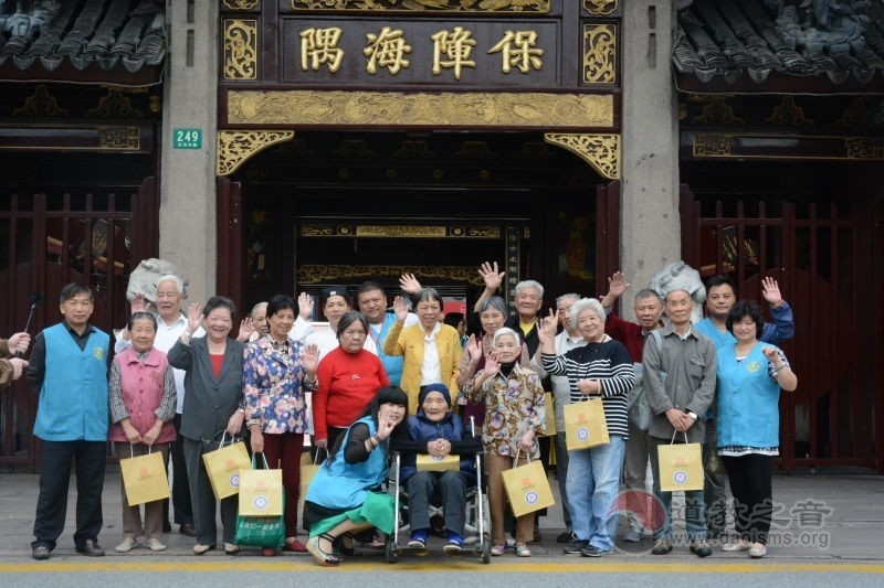 上海城隍庙开展重阳节慈善慰问敬老活动