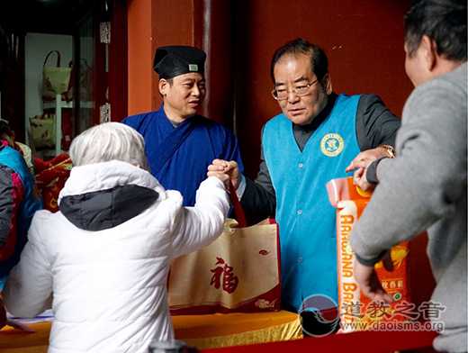 上海城隍庙慈爱超市为街道困难老人发福袋