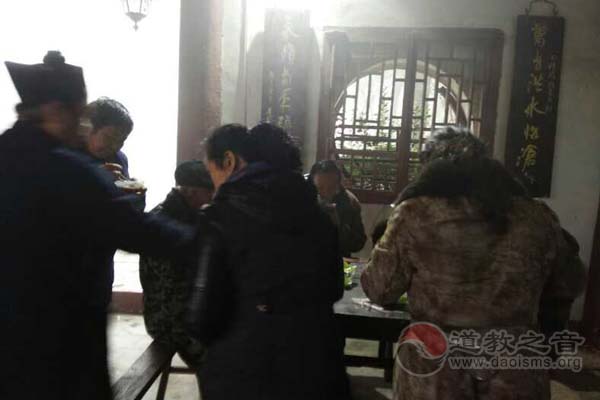 安徽蚌埠市涂山禹王宫举办发放腊八粥活动