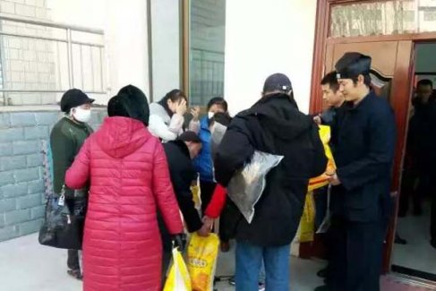 青海西宁市土楼观举行为贫困生送温暖活动