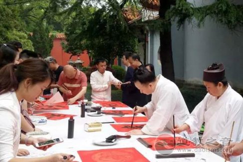 湖南南岳大庙举行“庆五一·天下和”赠送书法活动