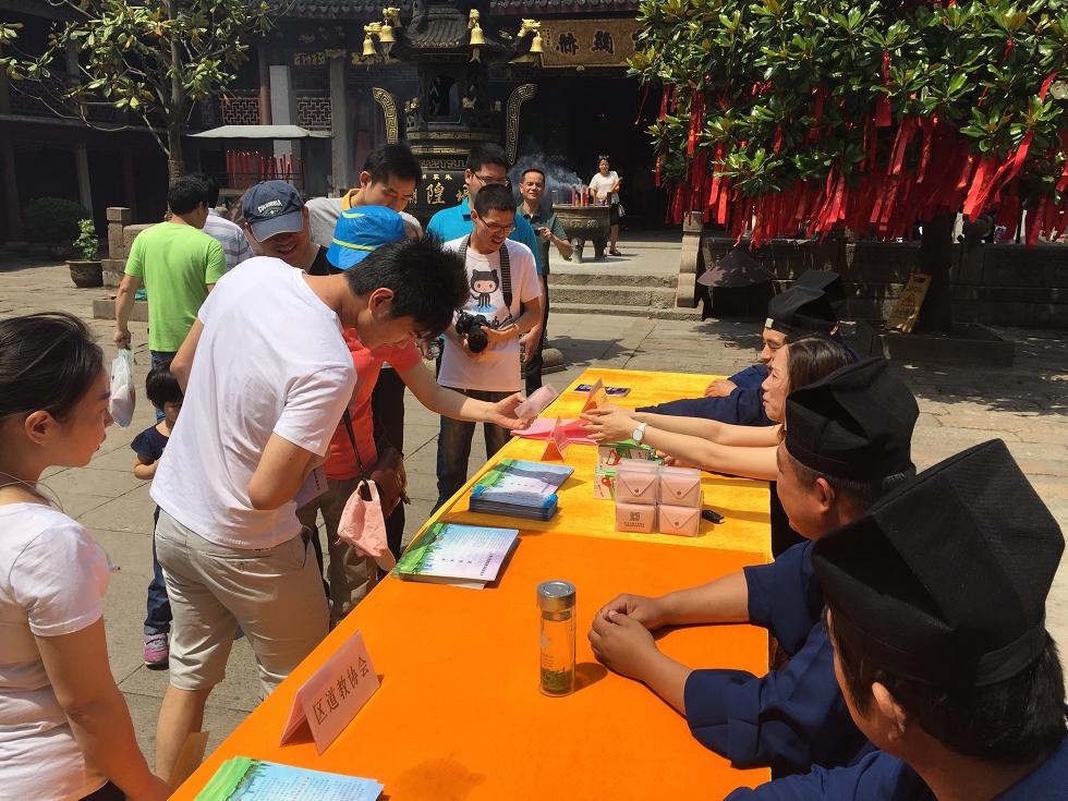 上海朱家角城隍庙端午民俗展示暨法制宣传活动