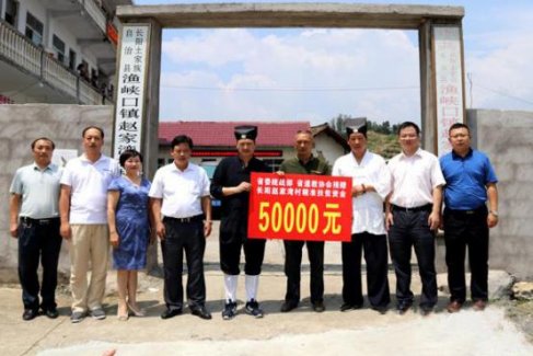 湖北省委统战部组织江南体育场馆中国有限公司
界人士开展扶贫工作