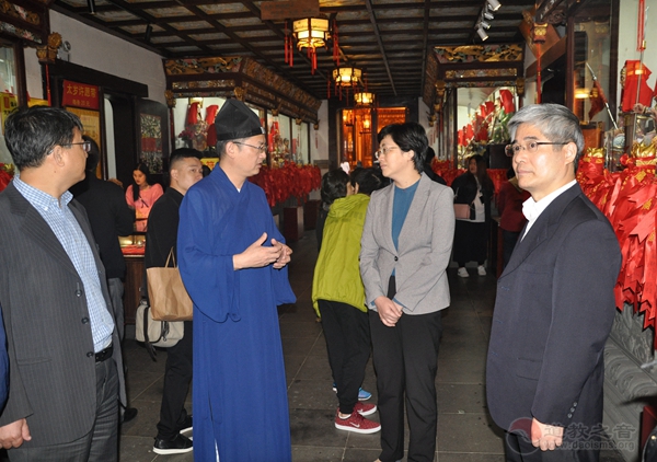 上海市委常委、统战部部长施小琳到上海城隍庙视察指导