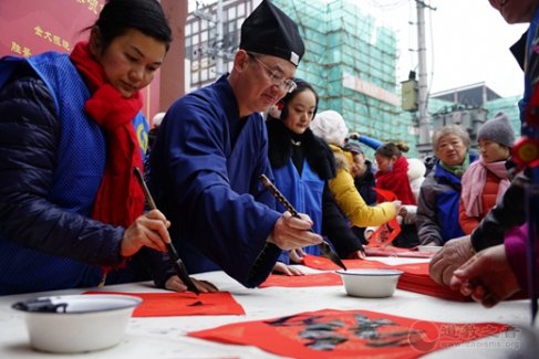 上海城隍庙举行“新春送福字”活动