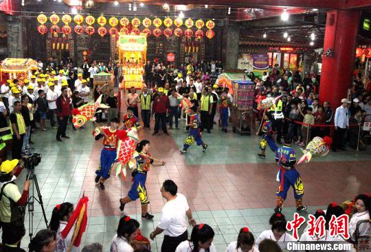 台湾高雄意诚堂关帝庙传统乞龟活动盛大举行