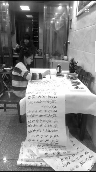 福建泉州姑娘手书《道德经》，三天完成百米书法卷