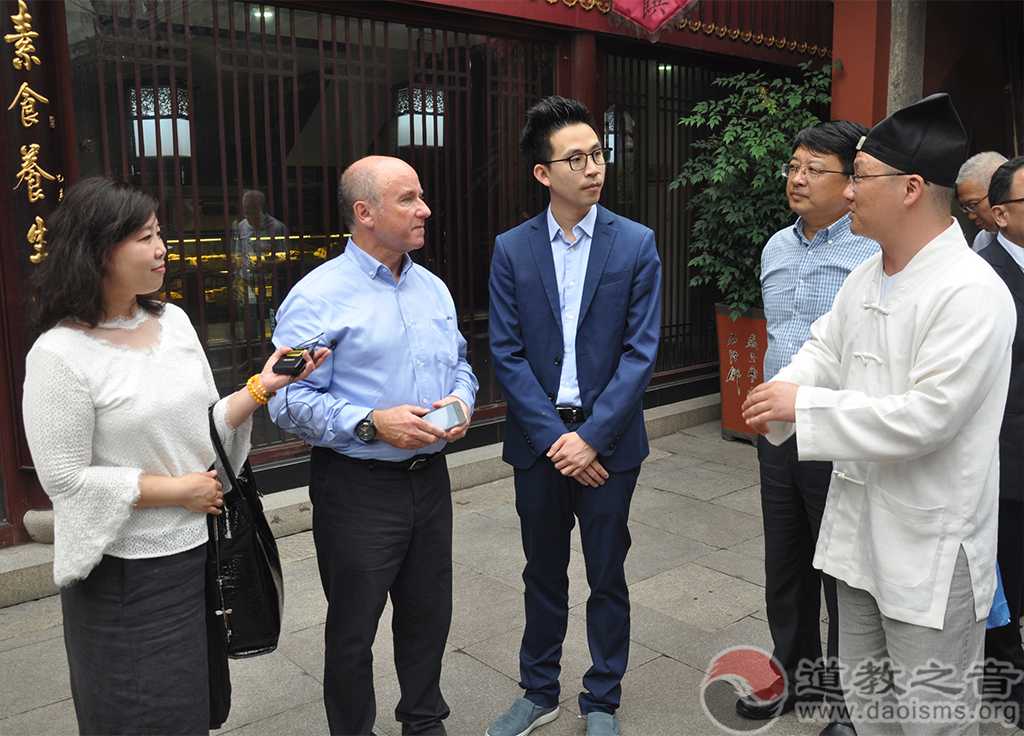 法国桑特市市长参观上海南市难民区纪念碑