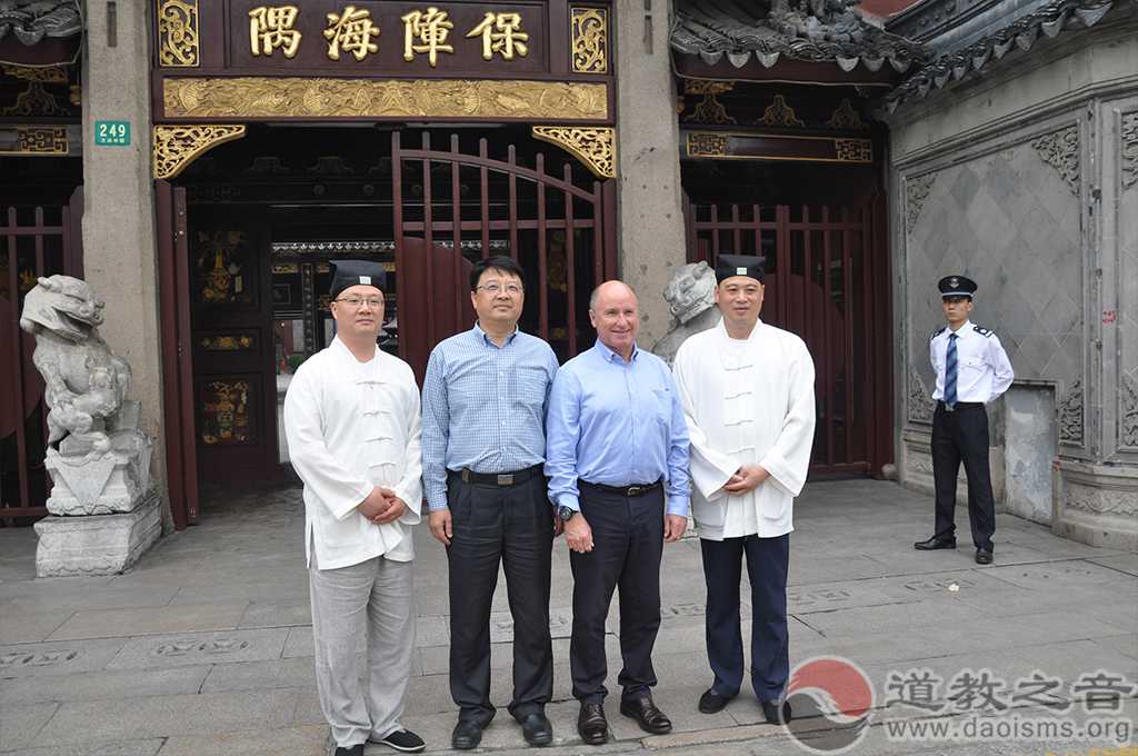 法国桑特市市长参观上海南市难民区纪念碑