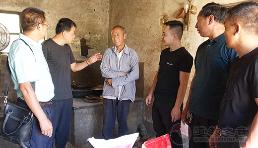 陕西榆阳区统战部与道教人士端午前慰问贫困户