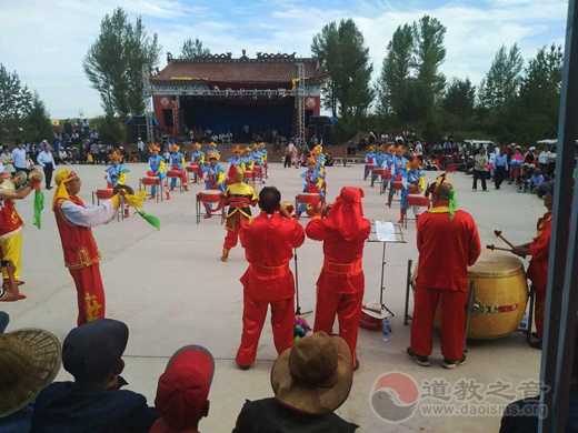 陕西榆林市榆阳区金巡山庙举行端午节秧歌大赛