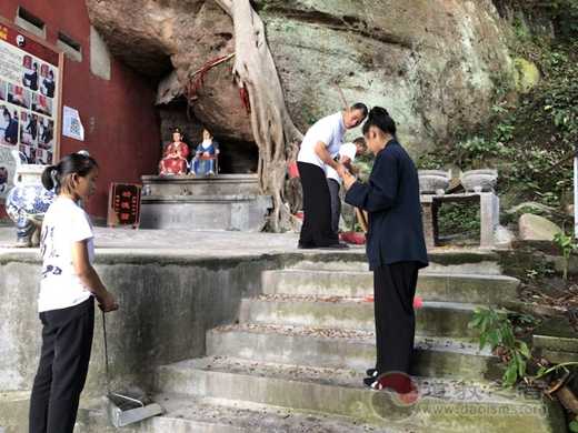 广西桂平市白石山三清观举行“爱宫观、促环保”美丽清洁活动