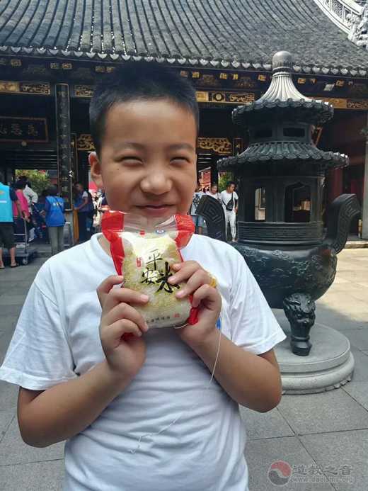 上海城隍庙举办中元节赠“平安米”活动