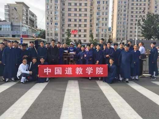 中国道教学院研究生学员李宁参加北京马拉松比赛