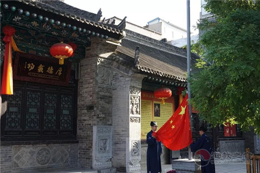 陕西省西安都城隍庙举行升国旗仪式