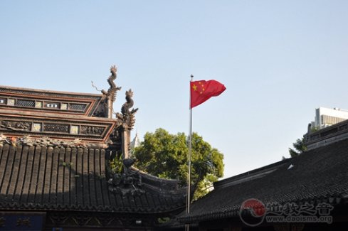 上海城隍庙积极响应“国旗进场所”号召