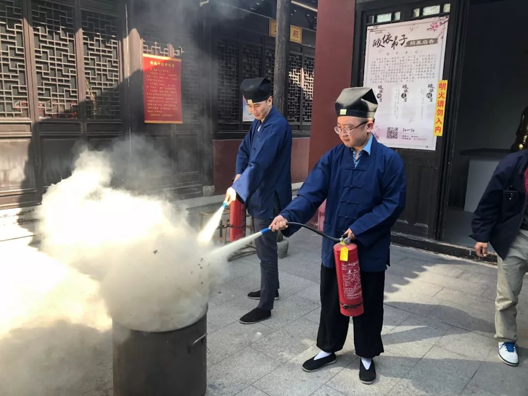 上海三泾庙为喜迎进博会进行安全排查与消防演练