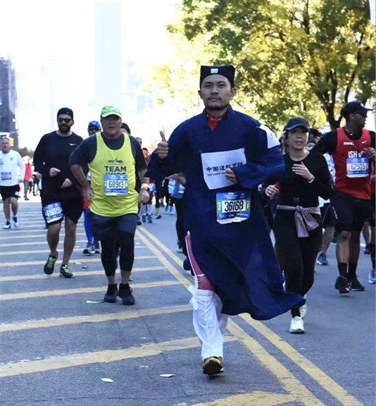 中国道教学院研究生李宁参加纽约马拉松比赛