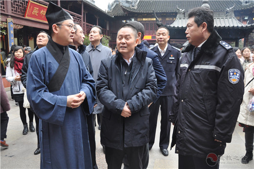 上海市副市长、市公安局局长龚道安 到城隍庙检查节日安保工作