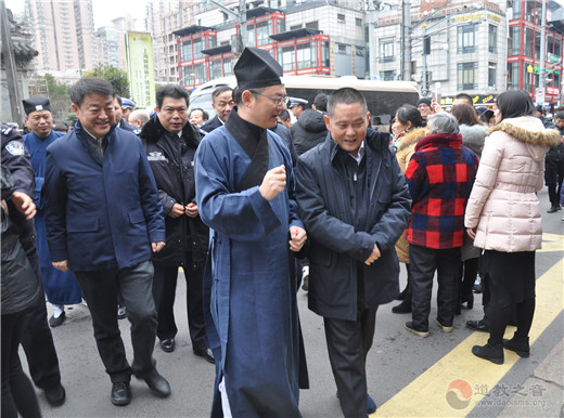 上海市副市长、市公安局局长龚道安 到城隍庙检查节日安保工作