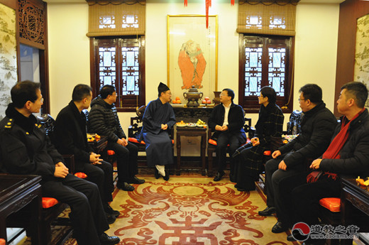 黄浦区委副书记、区长巢克俭走访上海城隍庙