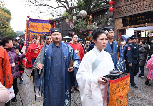 福州举行“正月初五迎财神”民俗巡游活动