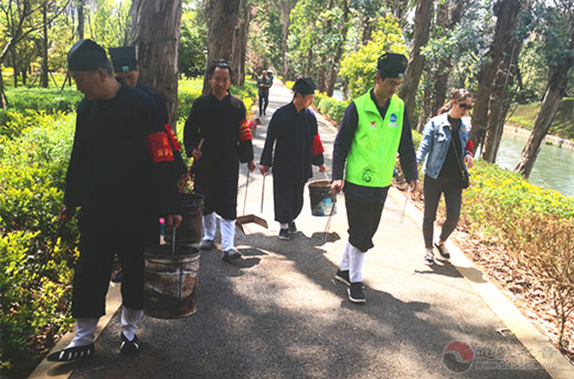 云南省道协组织开展“志愿巡河”收捡垃圾环保公益活动