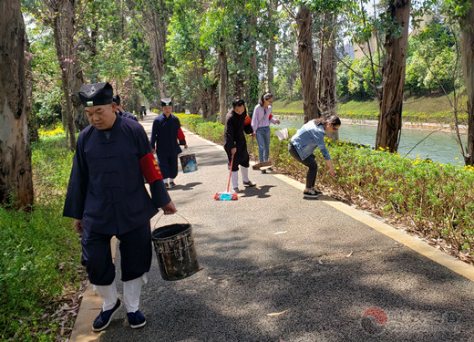 云南省道协组织开展“志愿巡河”收捡垃圾环保公益活动