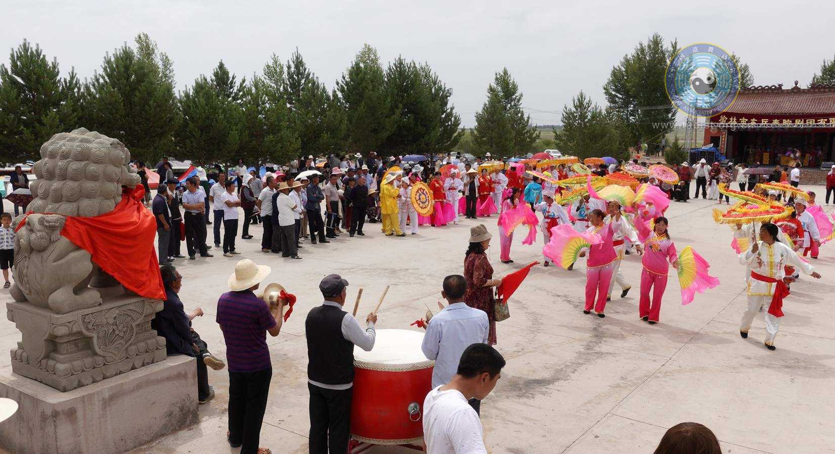 榆林市榆阳区金巡山庙举行端午节秧歌大赛
