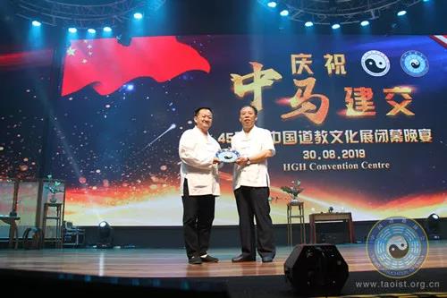 张凤林副会长兼秘书长代表中国道协向马来西亚道教总会赠送礼品