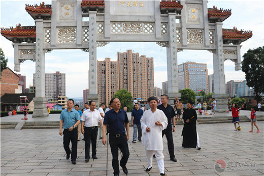 湖南省民宗委副主任刘鸿伏视察邵阳玉清宫