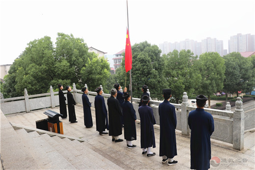 湖南省邵阳市玉清宫建党节组织全体道众举行升国旗仪式