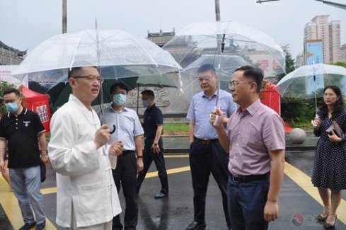 黄浦区委副书记沈山州带队到上海城隍庙检查有序恢复开放准备工作