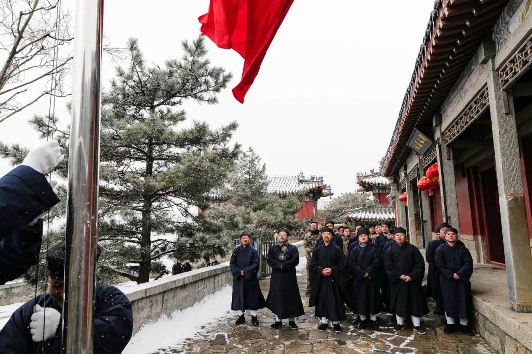 恢复开放首日，泰山碧霞祠举行升国旗仪式及祝国迎祥活动