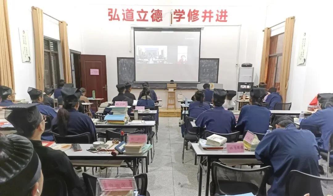 海峡江南娱乐在线登录账号
学院举行“形势与政策报告会暨校规校纪学习会”